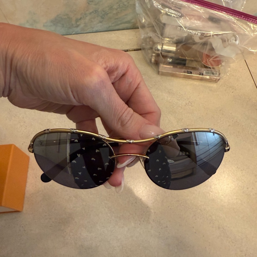 LOUIS VUITTON Monogram Diabolo Menthe Aviator Sunglasses - Picture 3 of 16